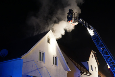 Wernau: Dachstuhlbrand - starke Rauchentwicklung aus dem Dach eines Wohnhauses